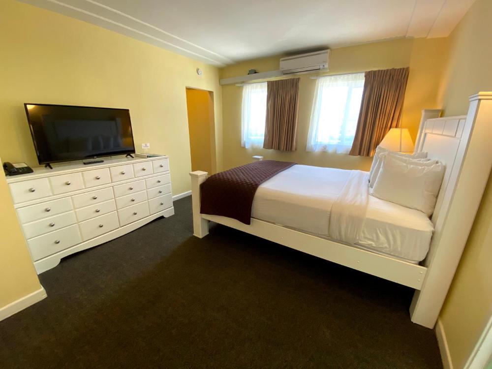 Deluxe King & Queen Suite interior